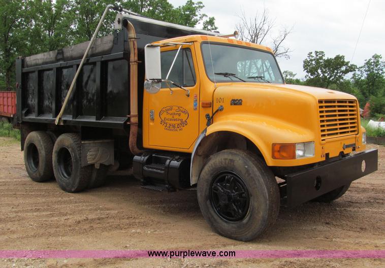 image for item F5067 1995 International 4900 dump truck
