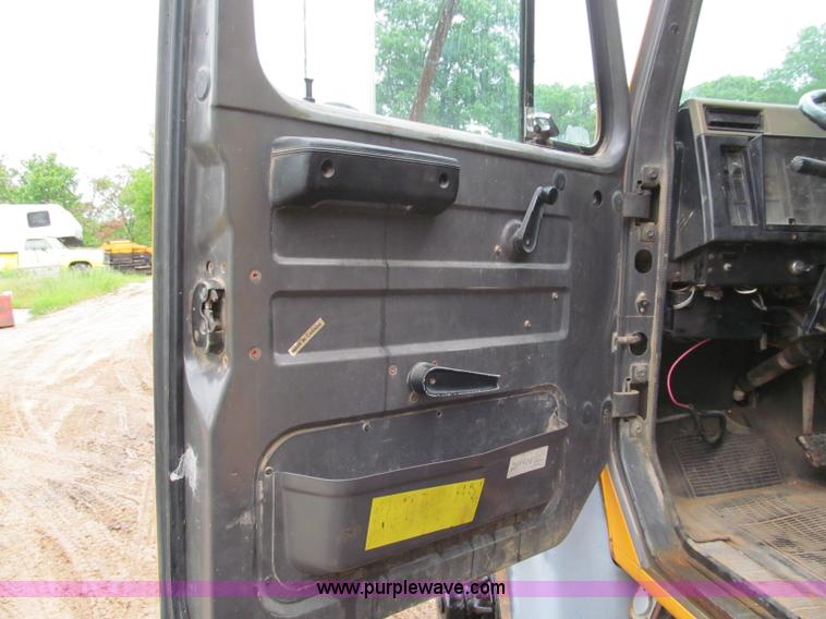 image for item F5067 1995 International 4900 dump truck