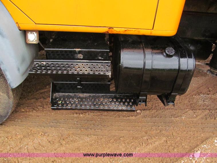 image for item F5067 1995 International 4900 dump truck