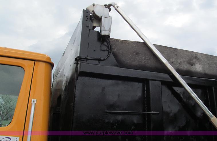image for item F5067 1995 International 4900 dump truck