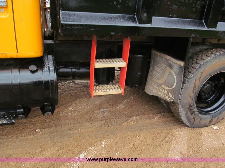 image for item F5067 1995 International 4900 dump truck