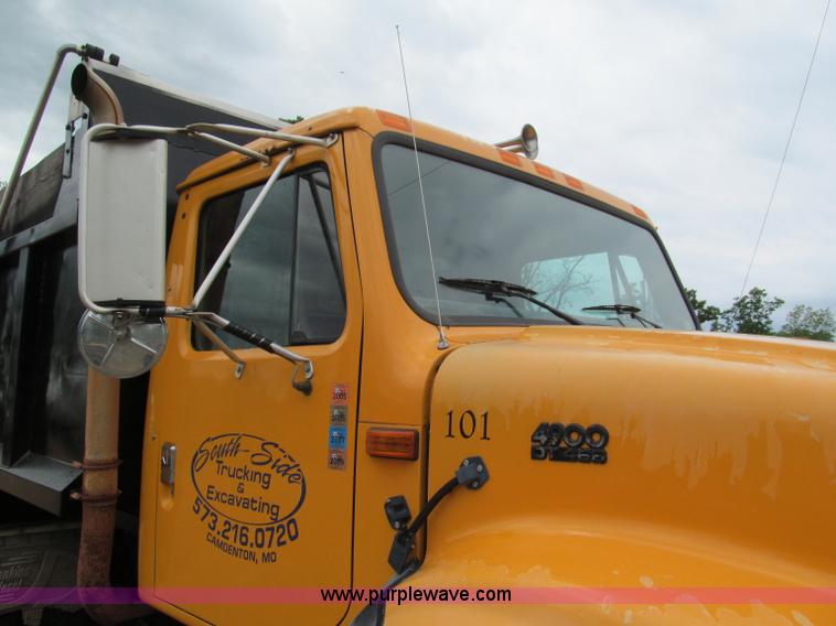 image for item F5067 1995 International 4900 dump truck