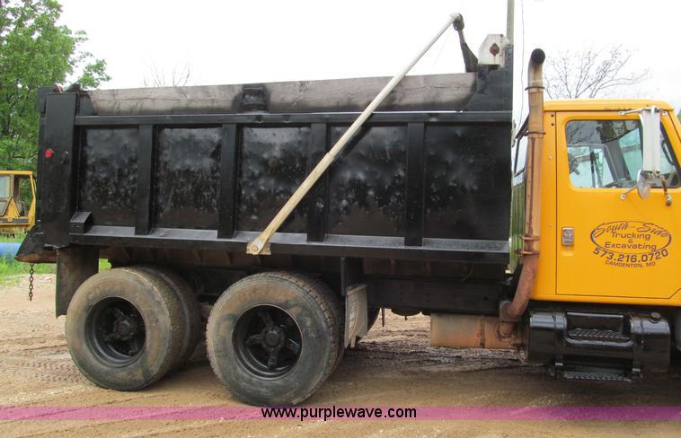 image for item F5067 1995 International 4900 dump truck