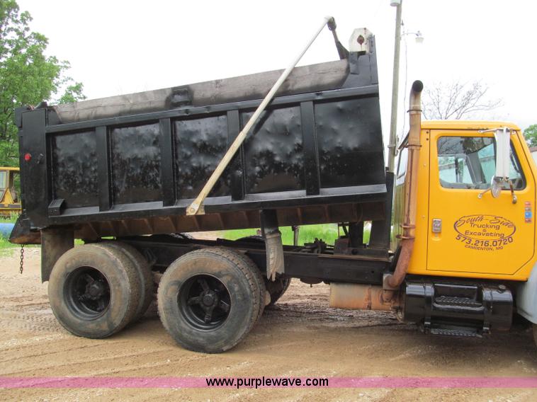 image for item F5067 1995 International 4900 dump truck