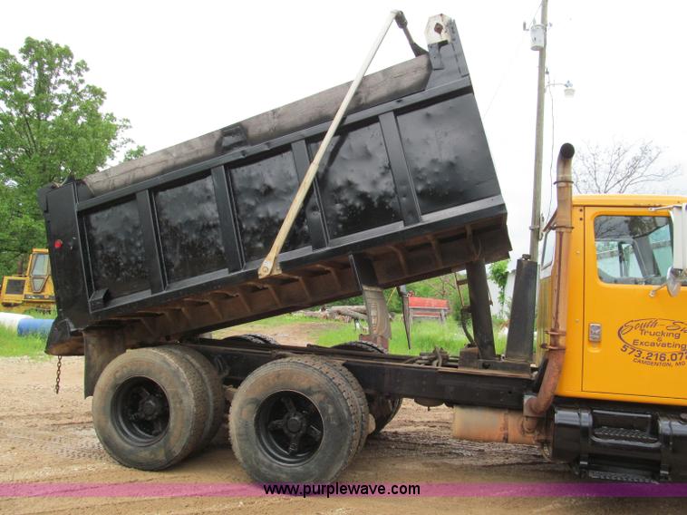 image for item F5067 1995 International 4900 dump truck