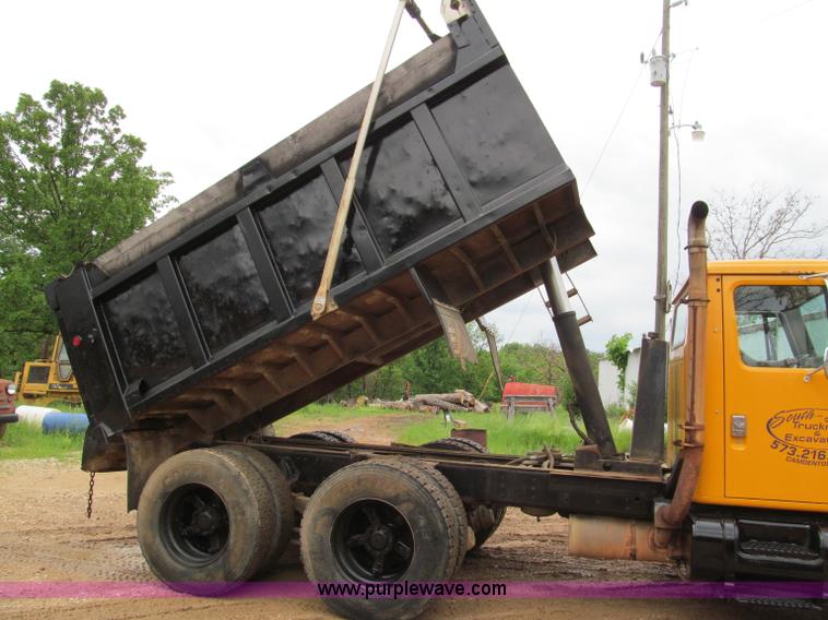 image for item F5067 1995 International 4900 dump truck