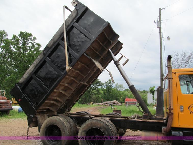 image for item F5067 1995 International 4900 dump truck