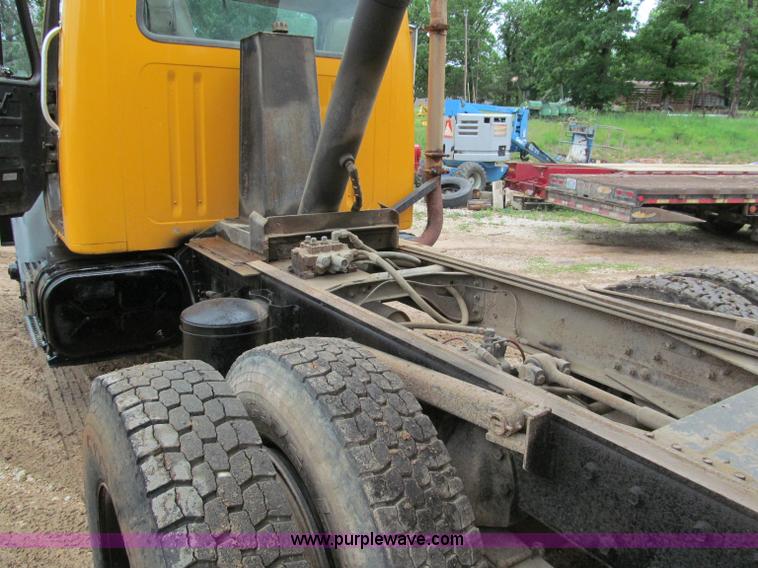 image for item F5067 1995 International 4900 dump truck