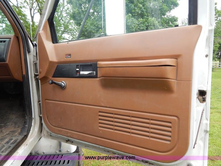 image for item G3207 1991 GMC TopKick dump truck