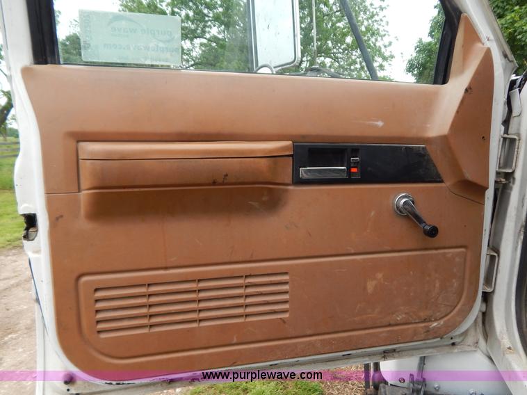 image for item G3207 1991 GMC TopKick dump truck