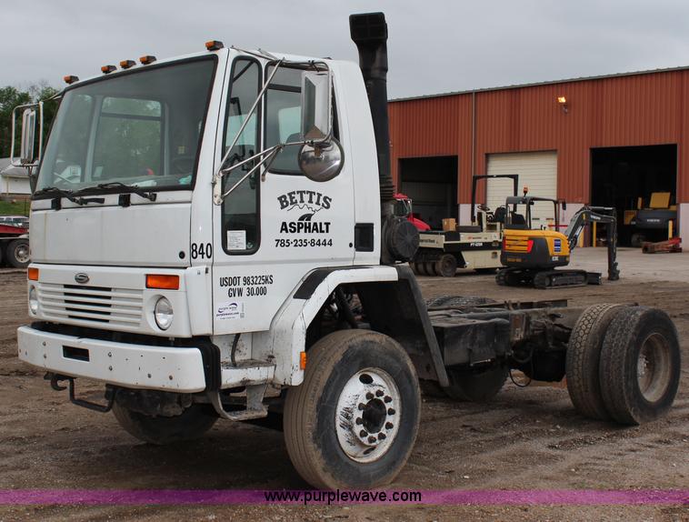 image for item G5327 2000 Sterling SC7000 truck cab and chassis