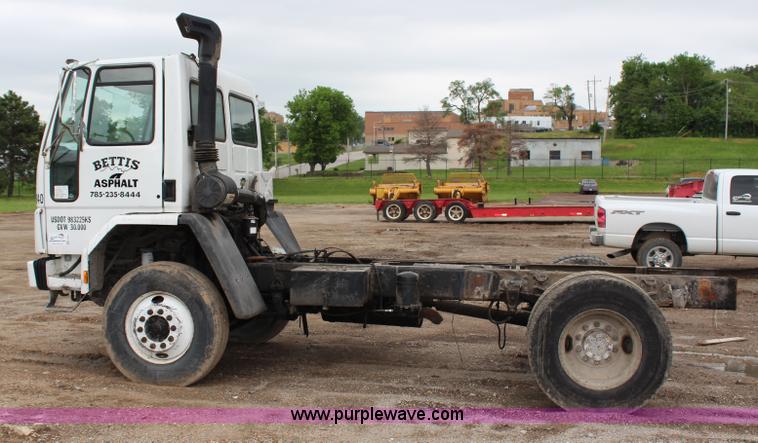 image for item G5327 2000 Sterling SC7000 truck cab and chassis