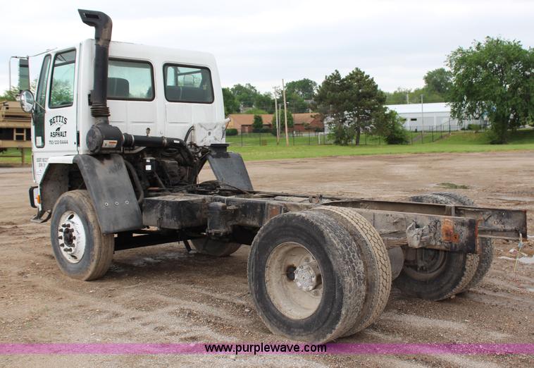 image for item G5327 2000 Sterling SC7000 truck cab and chassis