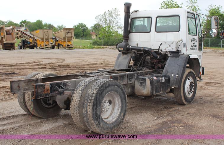 image for item G5327 2000 Sterling SC7000 truck cab and chassis