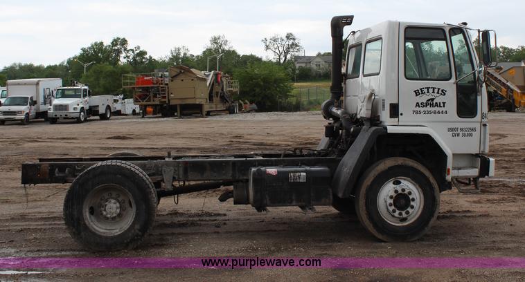 image for item G5327 2000 Sterling SC7000 truck cab and chassis