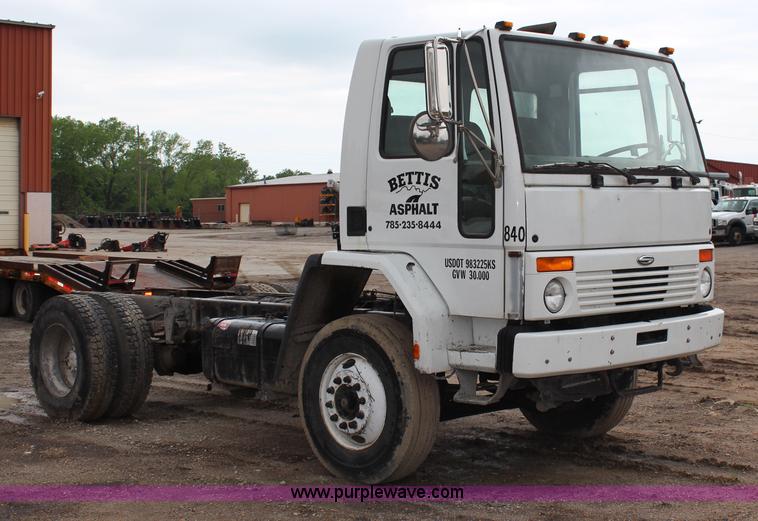 image for item G5327 2000 Sterling SC7000 truck cab and chassis
