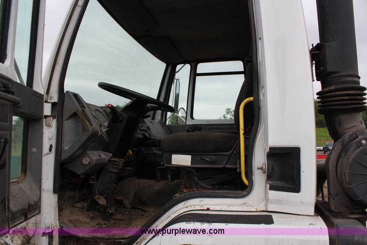 image for item G5327 2000 Sterling SC7000 truck cab and chassis
