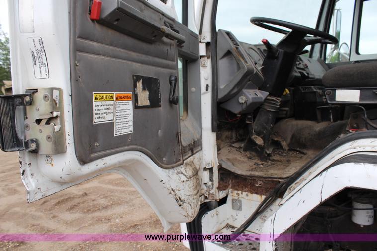 image for item G5327 2000 Sterling SC7000 truck cab and chassis