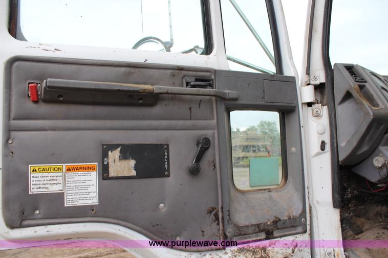 image for item G5327 2000 Sterling SC7000 truck cab and chassis