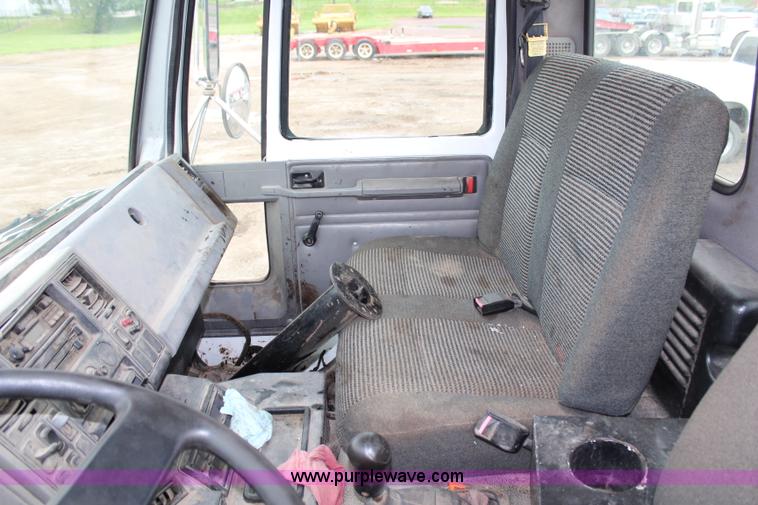 image for item G5327 2000 Sterling SC7000 truck cab and chassis