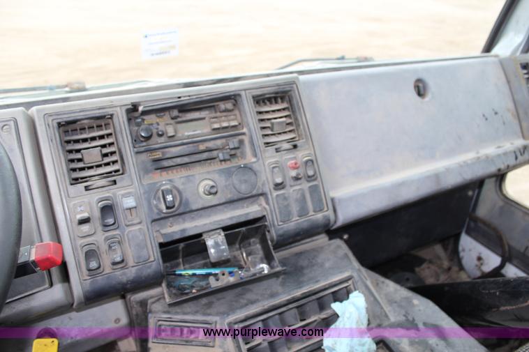 image for item G5327 2000 Sterling SC7000 truck cab and chassis