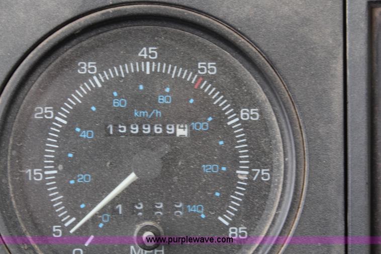 image for item G5327 2000 Sterling SC7000 truck cab and chassis