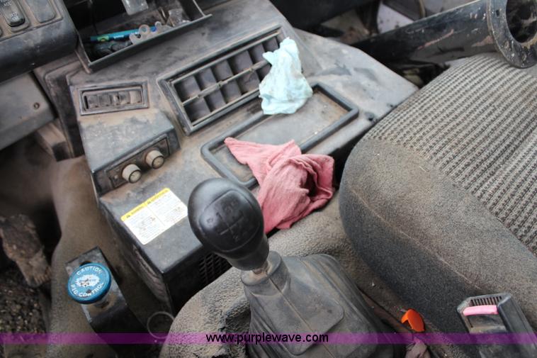 image for item G5327 2000 Sterling SC7000 truck cab and chassis