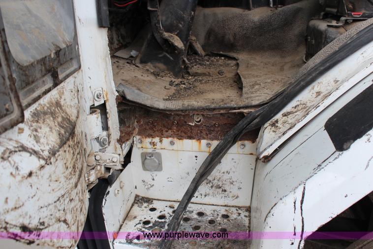 image for item G5327 2000 Sterling SC7000 truck cab and chassis