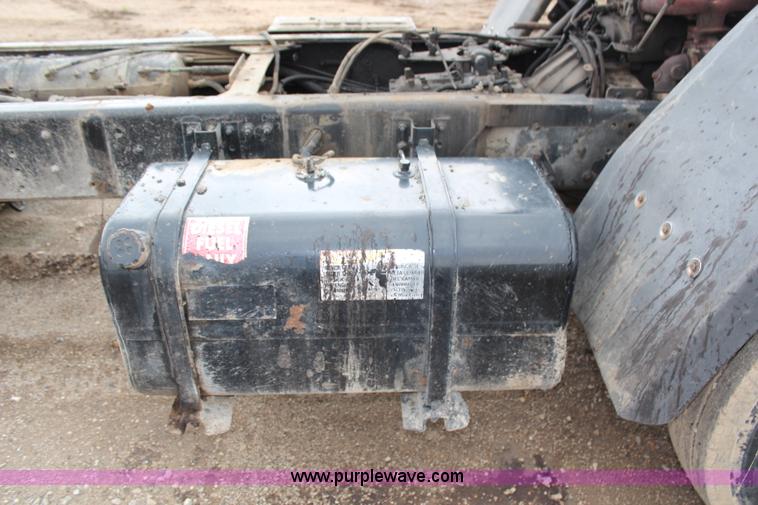 image for item G5327 2000 Sterling SC7000 truck cab and chassis