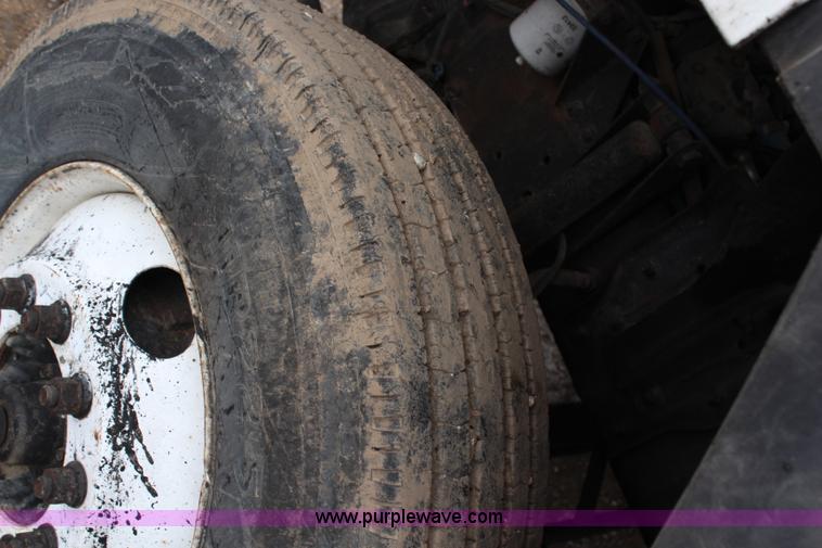 image for item G5327 2000 Sterling SC7000 truck cab and chassis