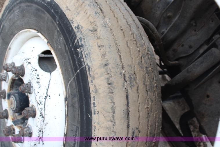 image for item G5327 2000 Sterling SC7000 truck cab and chassis