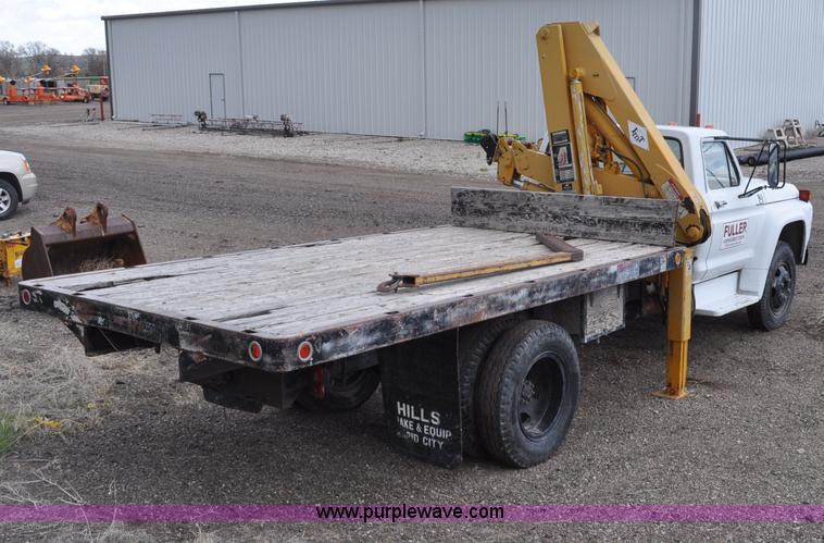 image for item G6026 1979 Ford F600 flatbed truck