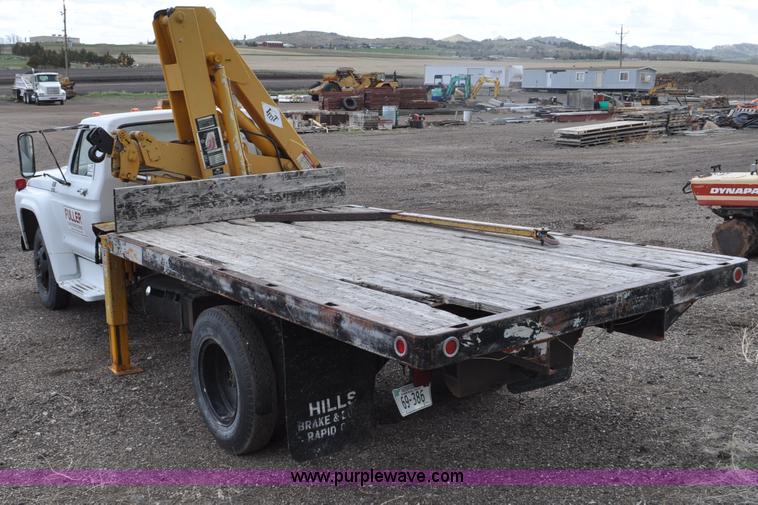 image for item G6026 1979 Ford F600 flatbed truck