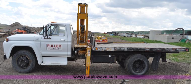 image for item G6026 1979 Ford F600 flatbed truck