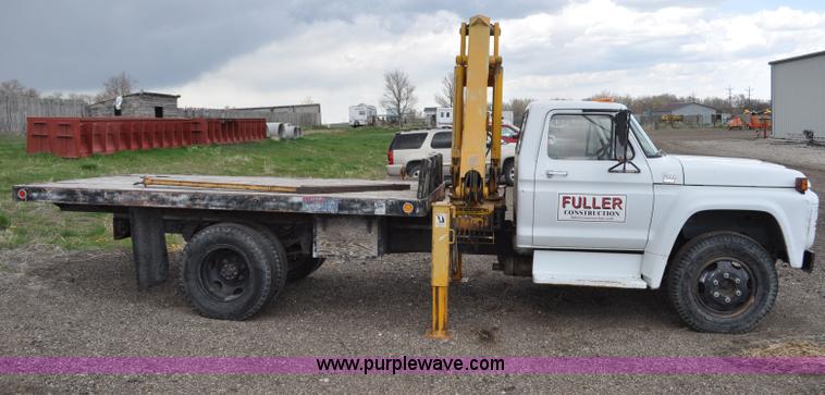 image for item G6026 1979 Ford F600 flatbed truck