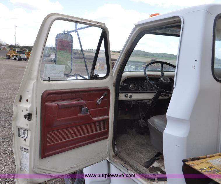 image for item G6026 1979 Ford F600 flatbed truck