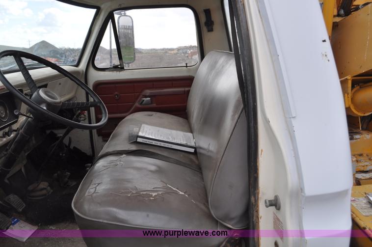 image for item G6026 1979 Ford F600 flatbed truck