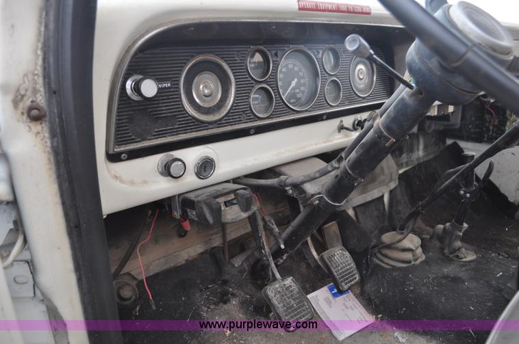 image for item G6026 1979 Ford F600 flatbed truck