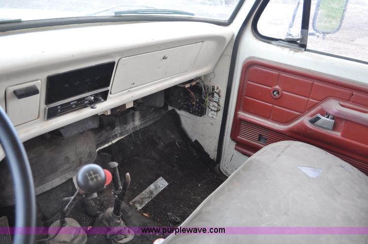 image for item G6026 1979 Ford F600 flatbed truck