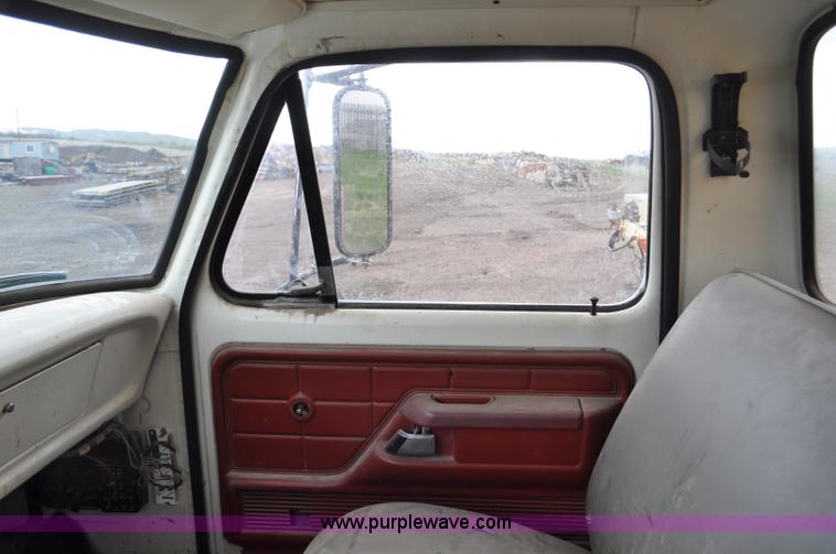 image for item G6026 1979 Ford F600 flatbed truck