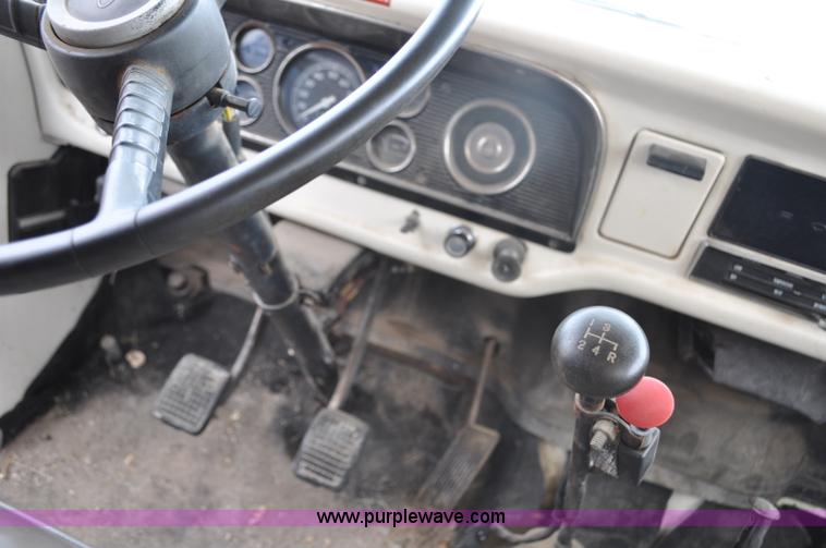 image for item G6026 1979 Ford F600 flatbed truck