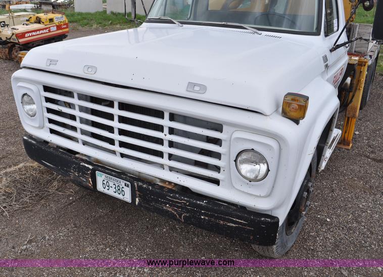 image for item G6026 1979 Ford F600 flatbed truck