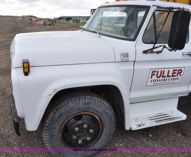 image for item G6026 1979 Ford F600 flatbed truck