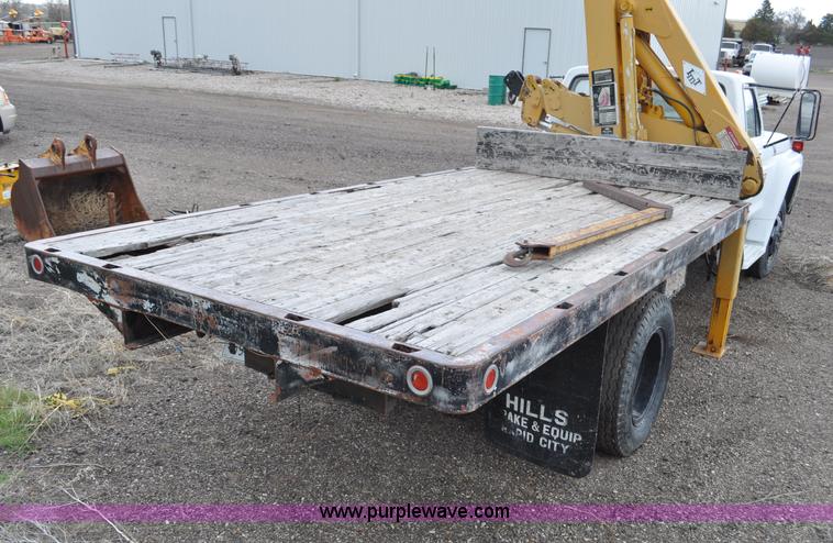 image for item G6026 1979 Ford F600 flatbed truck