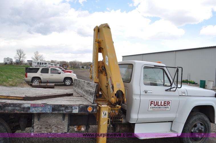 image for item G6026 1979 Ford F600 flatbed truck