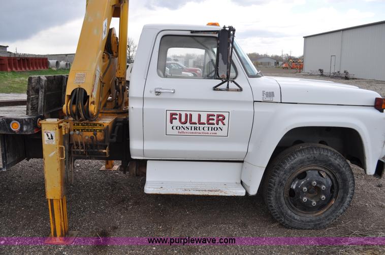 image for item G6026 1979 Ford F600 flatbed truck