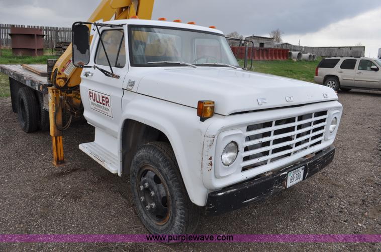 image for item G6026 1979 Ford F600 flatbed truck