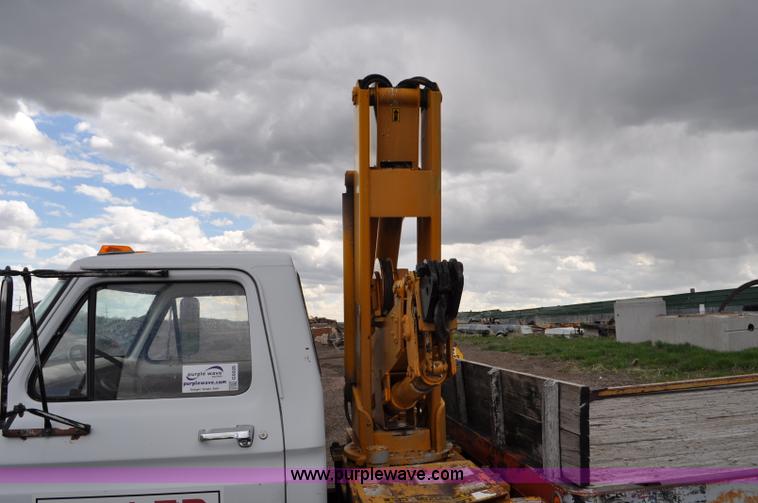 image for item G6026 1979 Ford F600 flatbed truck