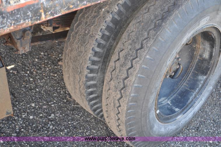 image for item G6026 1979 Ford F600 flatbed truck