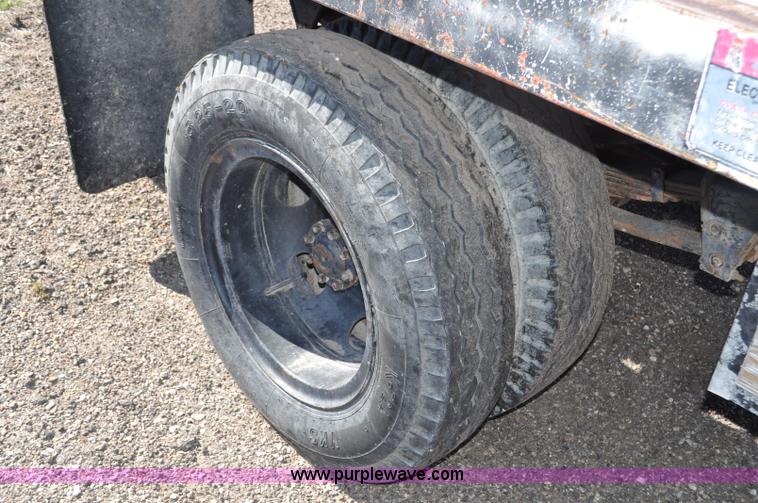 image for item G6026 1979 Ford F600 flatbed truck